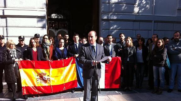 Granada muestra su solidaridad con las víctimas de los atentados terroristas en París