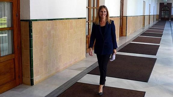 Ana Mestre, parlamentaria andaluza del PP-A, en los pasillos del Parlamento. 