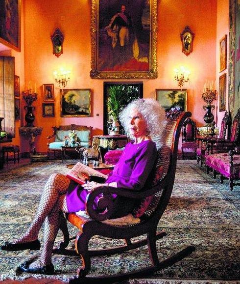 Cayetana, XVIII duquesa de Alba, posa en uno de los salones del sevillano Palacio de Dueñas que ahora su heredero prepara para abrir al público.