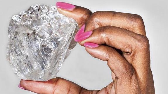 Fotografía facilitada por Lucara Diamond Corp hoy, 19 de noviembre de 2015 que muestra un diamante de 1.111 quilates de tipo IIa encontrado en Botsuana.