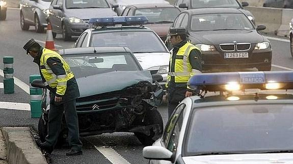 Accidente de tráfico en una autovía (Foto de recurso)