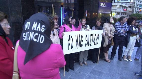 Vista de una concentración contra la violencia doméstica en la Costa.