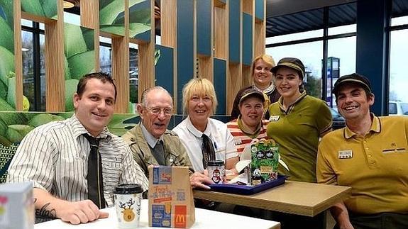 Empleados de un McDonald's organizan una fiesta sorpresa de cumpleaños a un anciano que vive solo