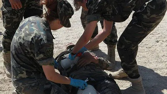 Mujeres de las Fuerzas Armadas durante una asistencia sanitaria.  