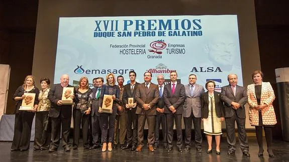 Foto de familia de todos los galardonados por la Federación de Hostelería y Turismo de Granada. 