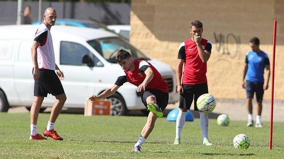 Pozo dispara a puerta con Soriano y Hadzic observando.  