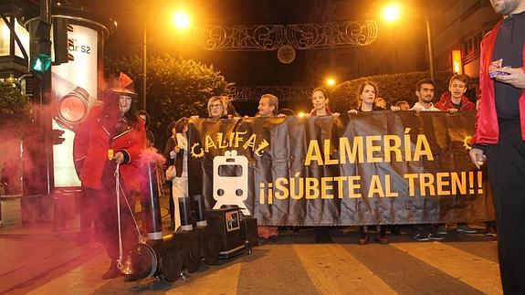 Cientos de personas participaron en una manifestación que arrancó a las 18.30 horas desde Puerta Purchena.  