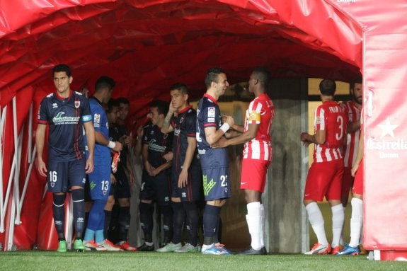 Óscar Díaz y Jonathan Zongo se saludan en el túnel de vestuarios antes del inicio del partido. 