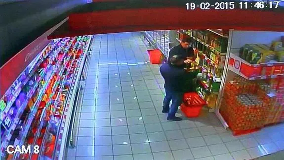 Unas cámaras de seguridad sorprenden a dos individuos hurtando botellas de güisqui 
