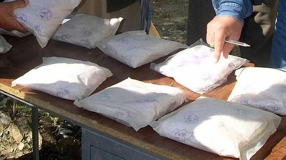Incautación de bolsas de heroína.