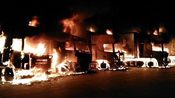 Imagen de los siete camiones ardiendo ayer por la tarde en una nave del polígono La Fuente. 