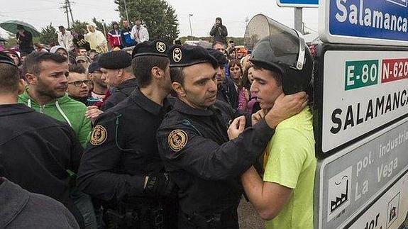El joven que se encadenó, con un candado metálico por el cuello, a una señal de tráfico.