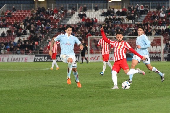 Adri Castellano dispara en presencia de Pablo Hernández.