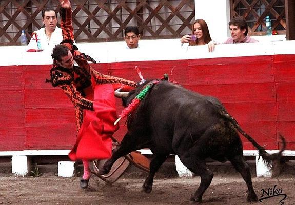 El diestro granadino en el momento de la cogida, en la plaza Belmonte, de Quito.