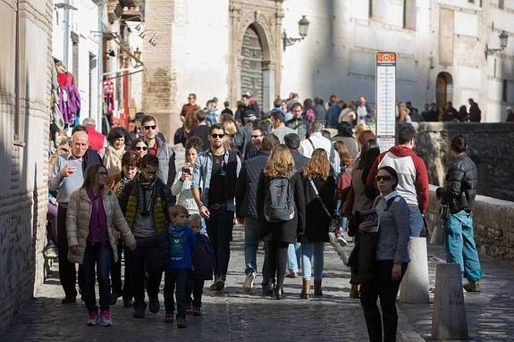 Decenas de visitantes recorrían en la mañana de ayer la Carrera del Darro.