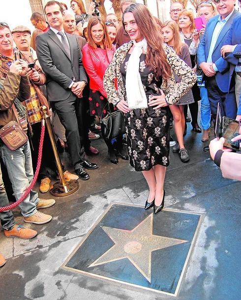 Ángela Molina posa junto con la estrella que inmortalizará su nombre en el Paseo de la Fama de Almería.