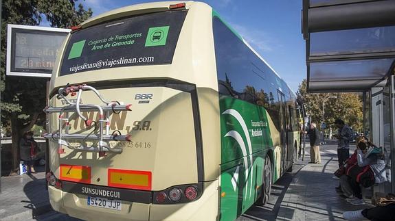 Imagen de uno de los nuevos buses con portabicicletas. 
