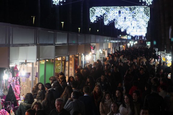 El mercado navideño instalado en la Rambla es uno de los mayores atractivos de la ciudad durante el puente de la Constitución.
