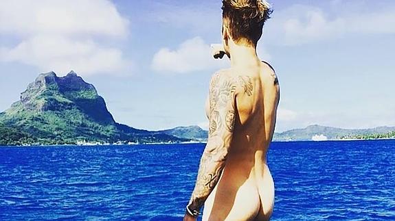 Justin Bieber se ha unido a la moda de enseñar públicamente sus traseros