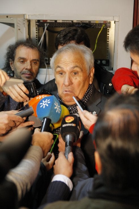 Alfonso García no encontraba explicación; Andoni Goikoetxea (pequeño), en la grada. 