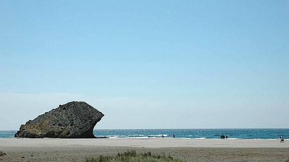 Vista panorámica de la playa de Mónsul, una de las instantáneas turísticas más repetidas e imagen de la marca Costa de Almería. 