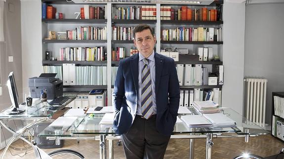 Rafael López Guarnido posa en su despacho antes de la entrevista con IDEAL. 