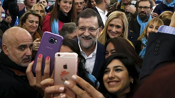 Mariano Rajoy se hace un selfi con algunos simpatizantes del PP tras un mitin. 