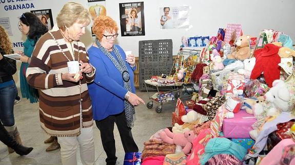 Dos de las integrantes de 'Amigas de casa' contemplan los juguetes.