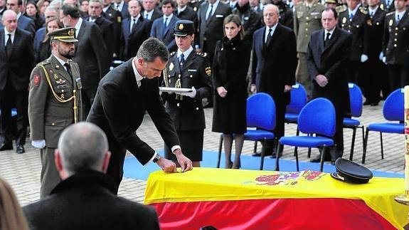 El rey Felipe VI impone la Cruz de Oro al Mérito Policial a título póstumo a uno de los policías fallecidos en el atentado 