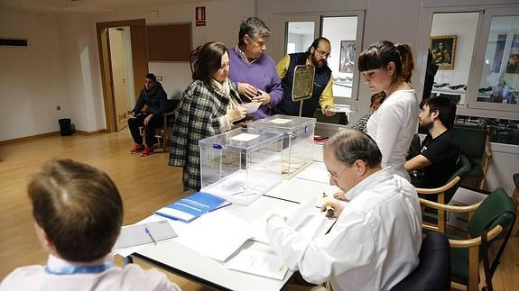 Mesa electoral en un colegio granadino.