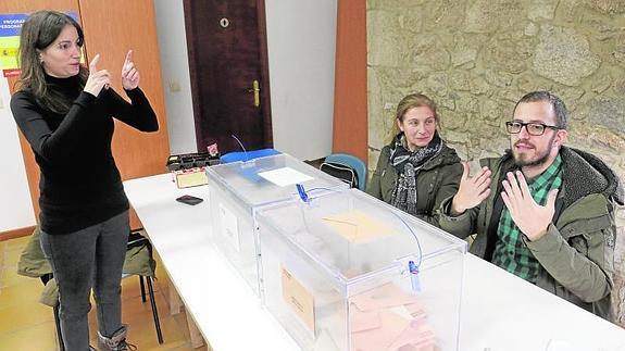 Un coruñés con discapacidad auditiva (d) preside una mesa electoral 