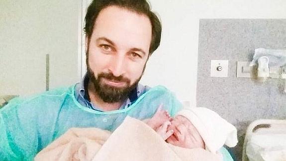 Santiago Abascal comienza la jornada electoral con el nacimiento de su nuevo hijo