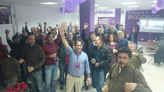 Los militantes de Podemos celebran los resultados en la sede del partido en la capital. 