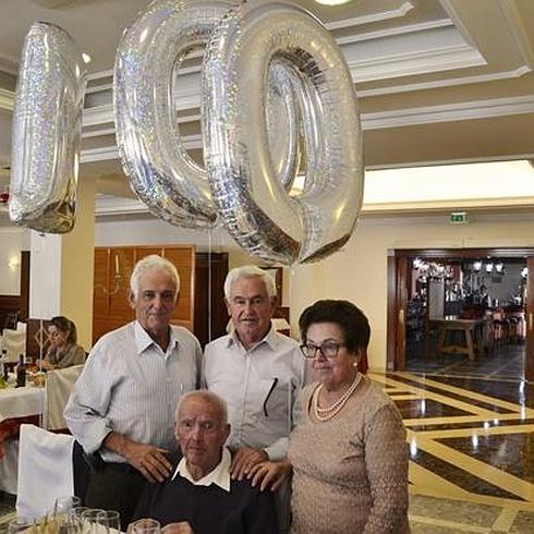 Un vecino de La Aldeílla cumple 100 años en el decisivo 20-D