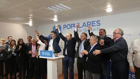 Los representantes del Partido Popular muestran su alegría tras conocer los resultados que les dieron como ganadores en la provincia. 
