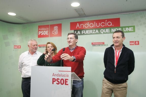 El diputado autonómico y líder de los socialistas almerienses, José Luis Sánchez Teruel, junto a los representantes de la formación en el Senado y el Congreso.