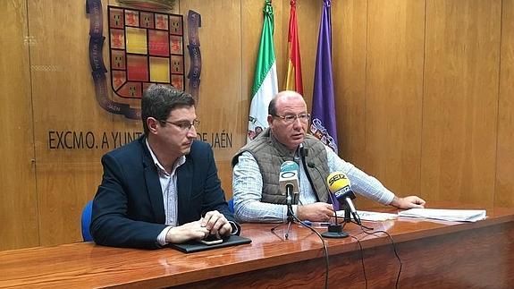 Pie de foto: El alcalde Javier Márquez junto al concejal Miguel Contreras esta mañana 