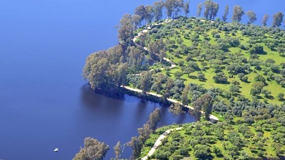 El niño se perdió en la pista que bordea el pantano de Piedra Aguda. 