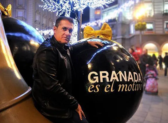 Sandoval posa junto a las bolas navideñas ubicadas en Puerta Real, con un mensaje esperanzador, 'Granada es el motivo'.