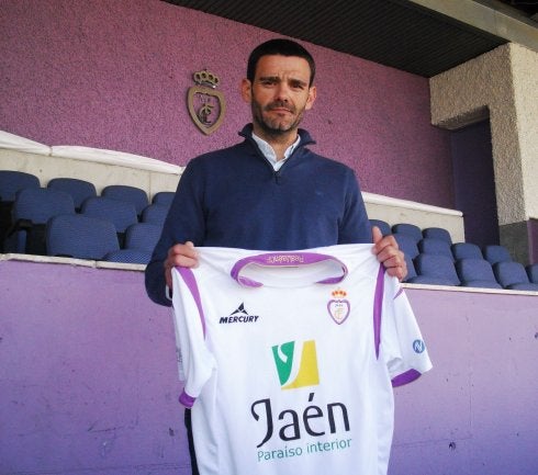 Ramón Tejada posa con la camiseta del Real Jaén y el escudo del club al fondo.