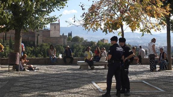 Una pareja de la Policía Local en el mirador de San Nicolás. 