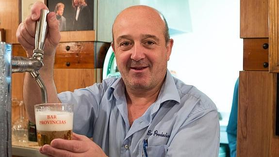 Jorge Romero Cotelo tira una caña para IDEAL desde la barra del bar Provincias. 