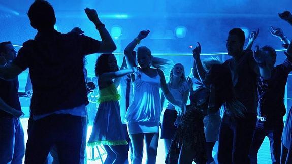 Maltrataron a sus novias en una discoteca al verlas hablar con otros chicos