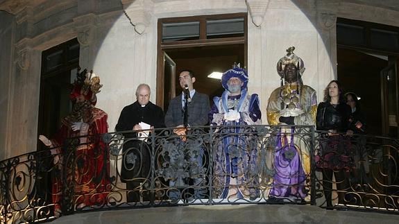 Los tres reyes junto a alcalde, obispo y concejala de Cultura. 