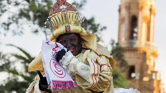 El rey Baltasar, encarnado por el presidente del Sevilla F.C., Pepe Castro, durante la cabalgata que los Reyes Magos. 