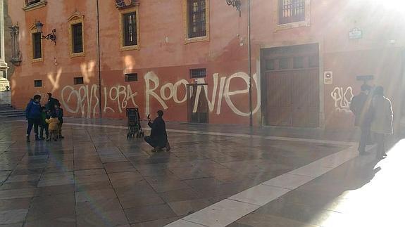 En las inmediaciones del palacio arzobispal, junto a la Catedral, el trasiego de turistas continuó ajeno a la agresión al patrimonio.