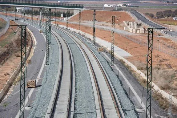 La doble vía ya se ha instalado en los primeros 17 kilómetros, desde Antequera en adelante; las dos vías de ancho internacional y electrificadas.
