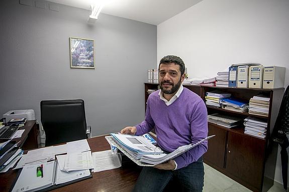 El teniente de alcalde de Economía del Ayuntamiento de Motril, Francisco Sánchez Cantalejo, revisa la documentación del presupuesto.