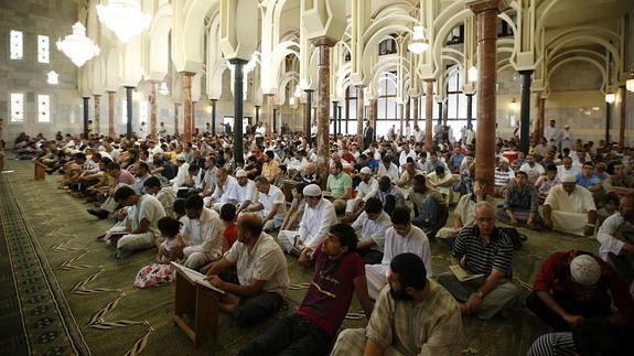 Un grupo de musulmanes reza en la Mezquita de la M-30 de Madrid. 