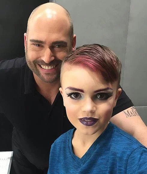 Un niño de 8 años quería aprender a maquillar y su madre le regaló una  lección con un maquillador profesional